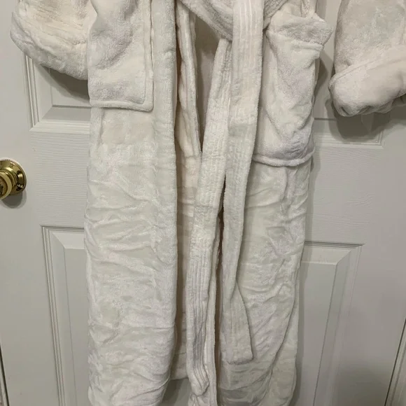 New Disney Cruise Line Plush Robe Cream or Off-white color NWOT - Picture 2 of 4